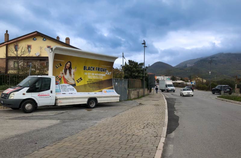 Camion Vela Pubblicitario Parcheggiato